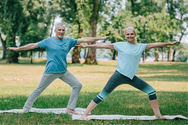 גבר מבוגר בגיל השלישי מבצע פעילות ספורטיבית כדי לשמור על אורח חיים בריא